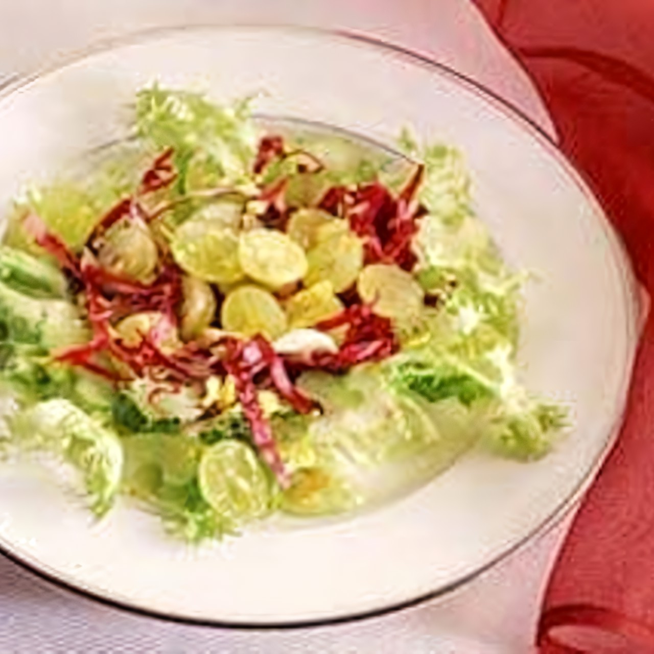 Салат с сельдереем и виноградом