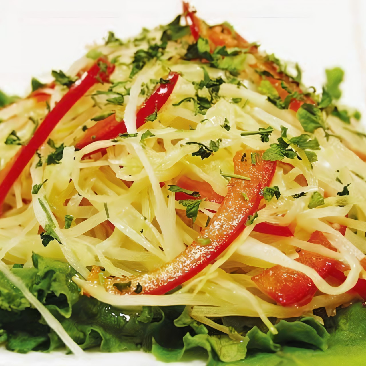 Салат с томатами, капустой, острым перцем, кукурузой и тертым сыром