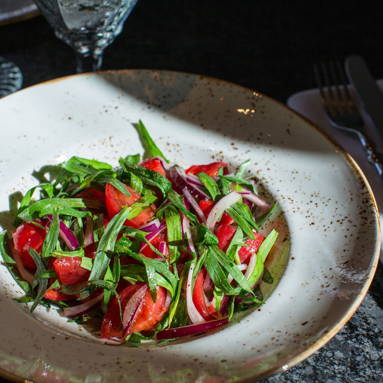 Салат с томатами, луком и тархуном