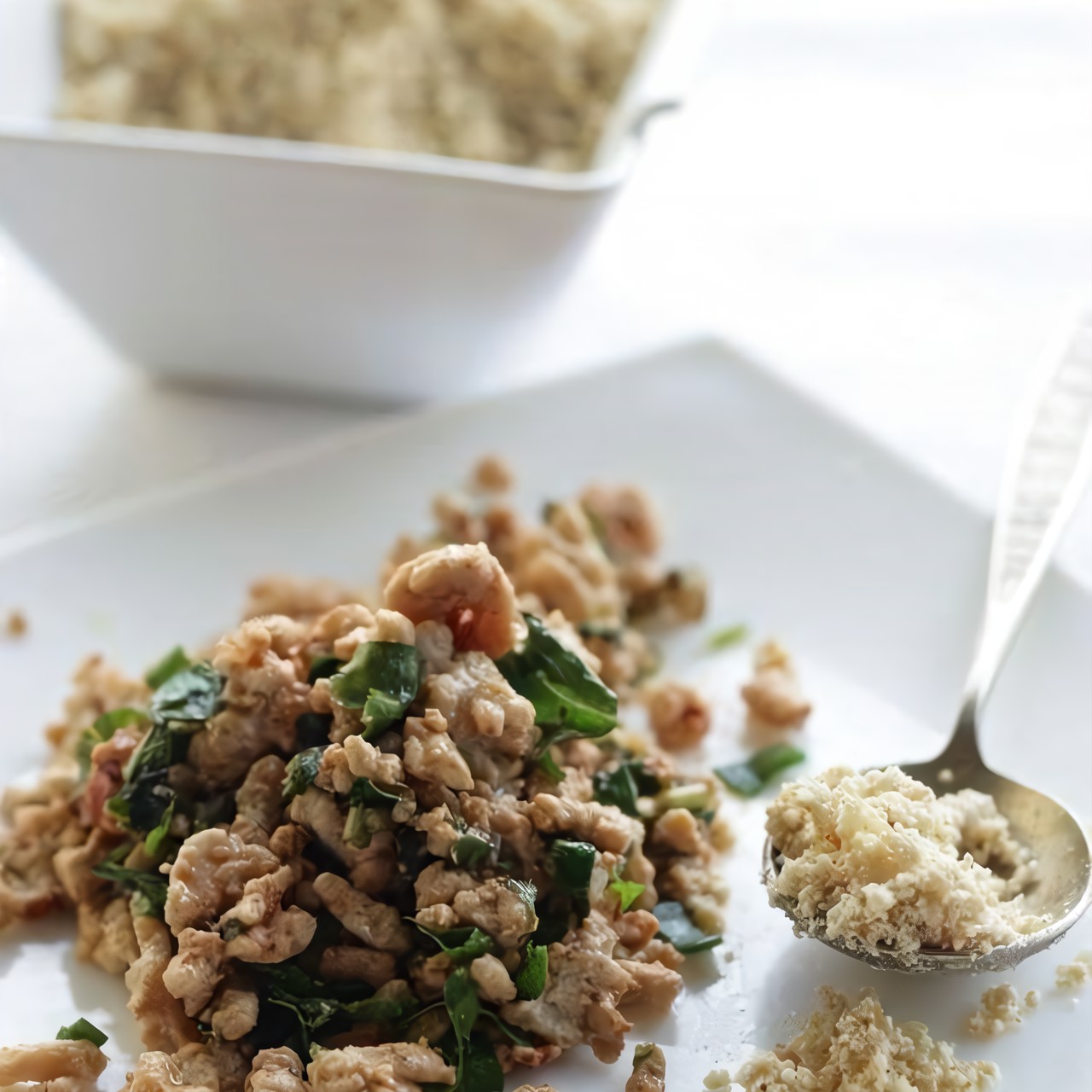 Салат с травами, рубленой курицей и пряной заправкой