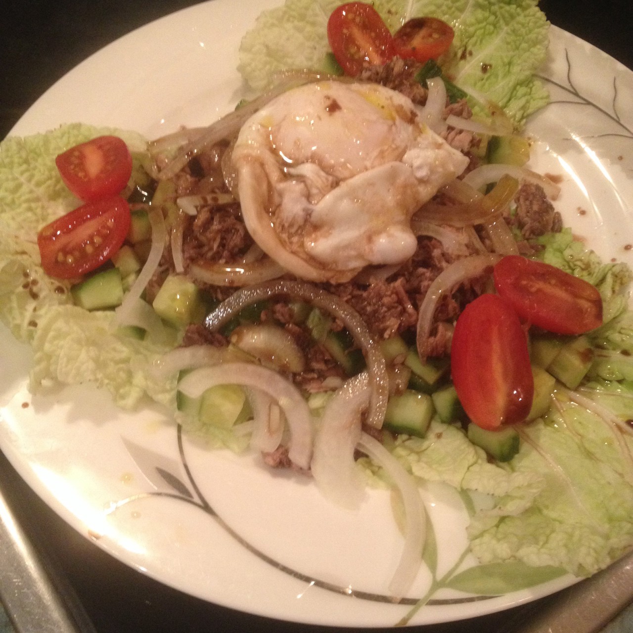 Салат с тунцом и яйцом пашот