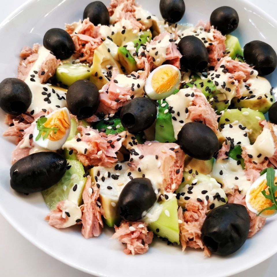 Салат с тунцом, яйцом и огурцом