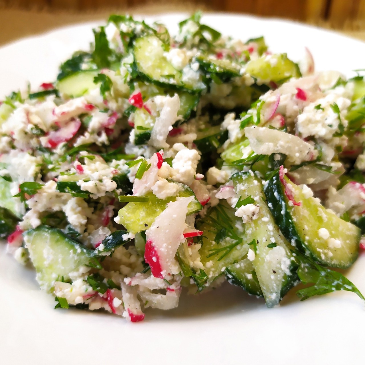 Салат с творогом, редисом и свежим огурцом