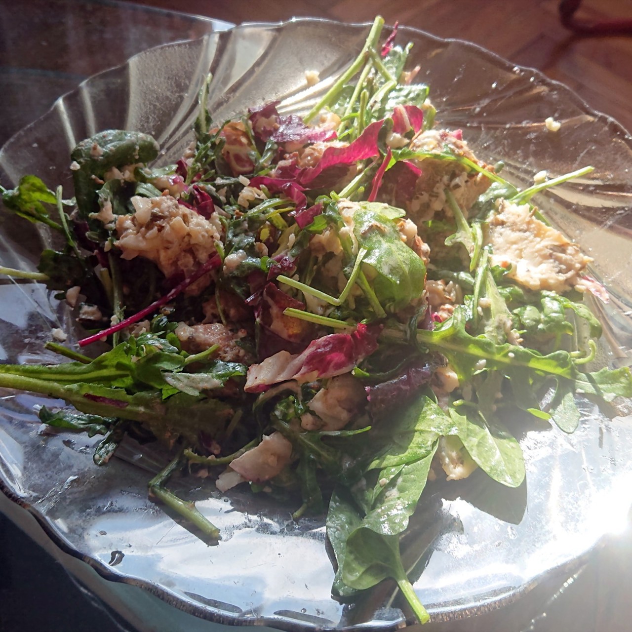 Салат с утиной грудкой, грушей, рокфором и руколой