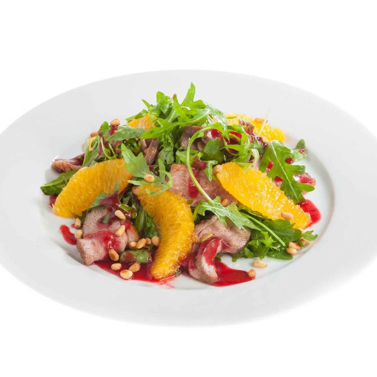 Салат с утиной грудкой, рукколой и клюквенным соусом