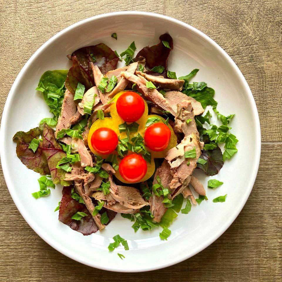 Салат с уткой с тимьяном