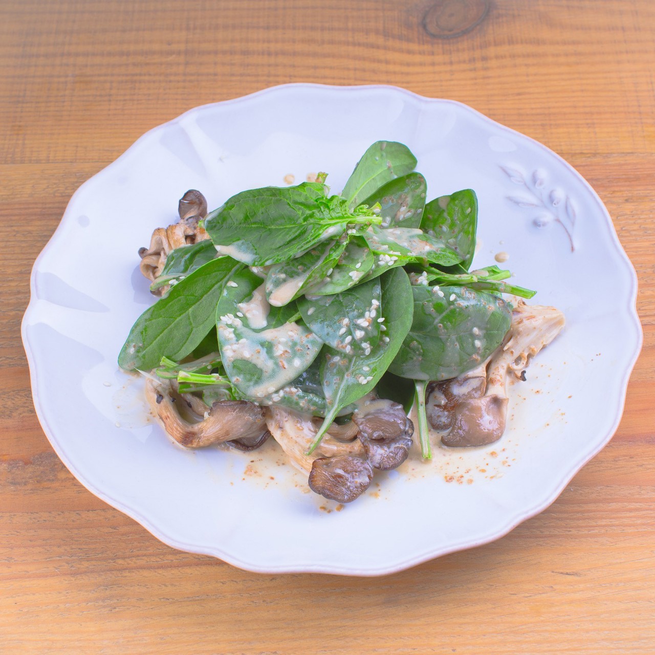 Салат с вешенками и шпинатом