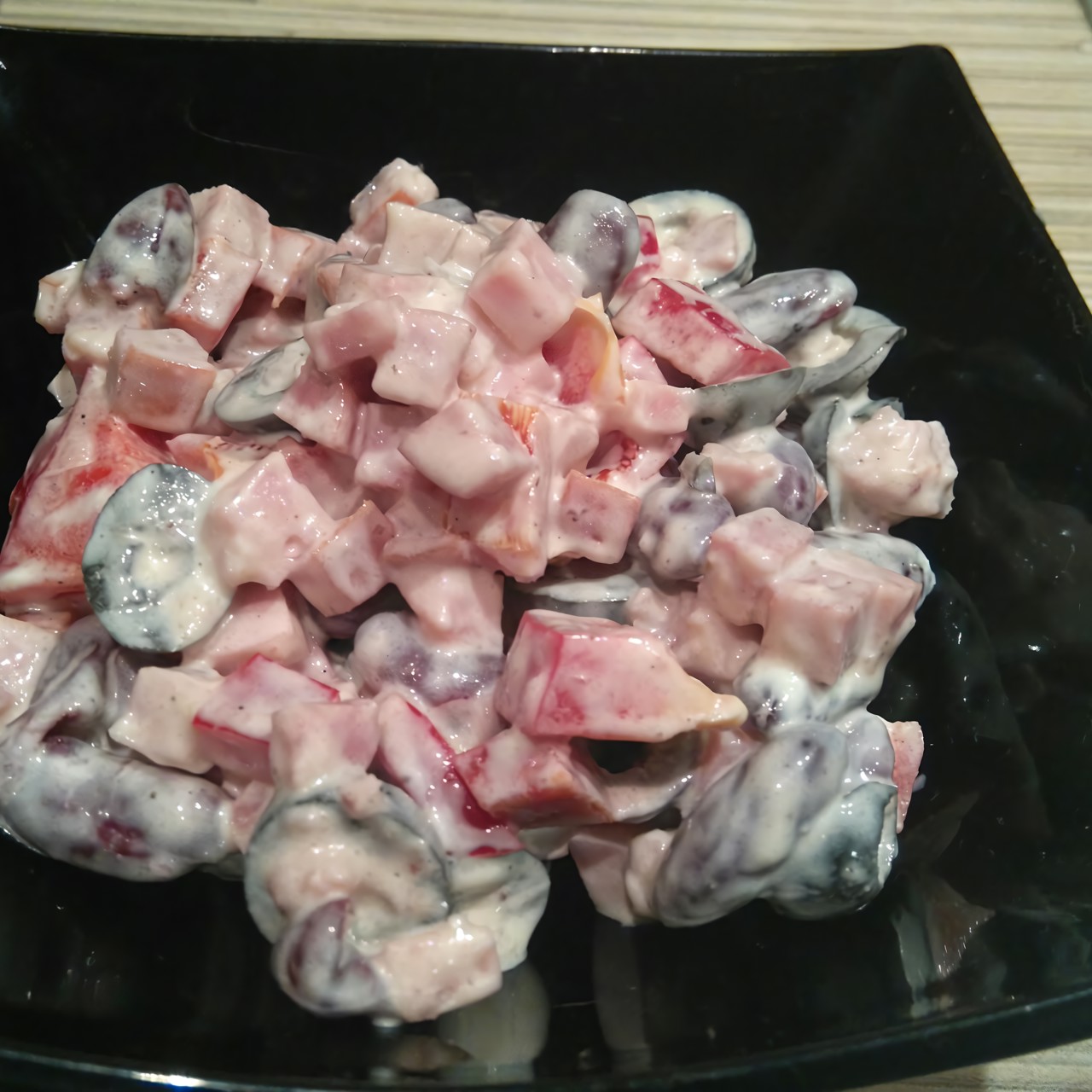 Салат с ветчиной, сладким перцем и красной фасолью