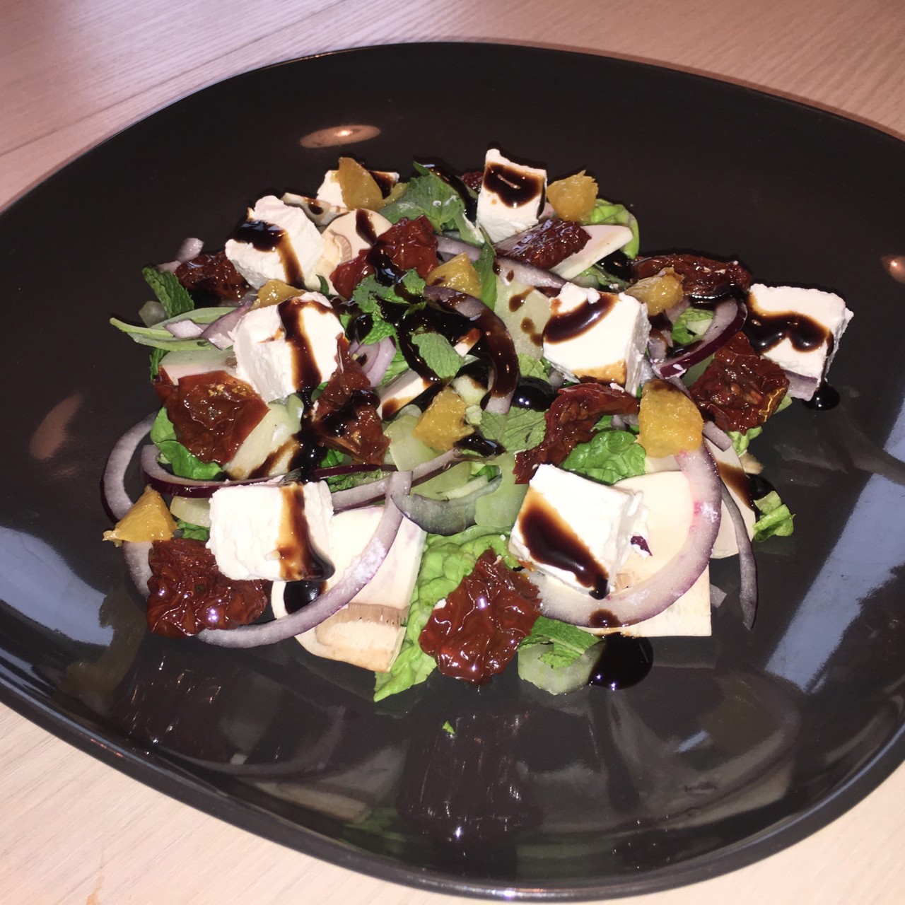 Салат с вяленными томатами и шампиньонами в итальянском стиле