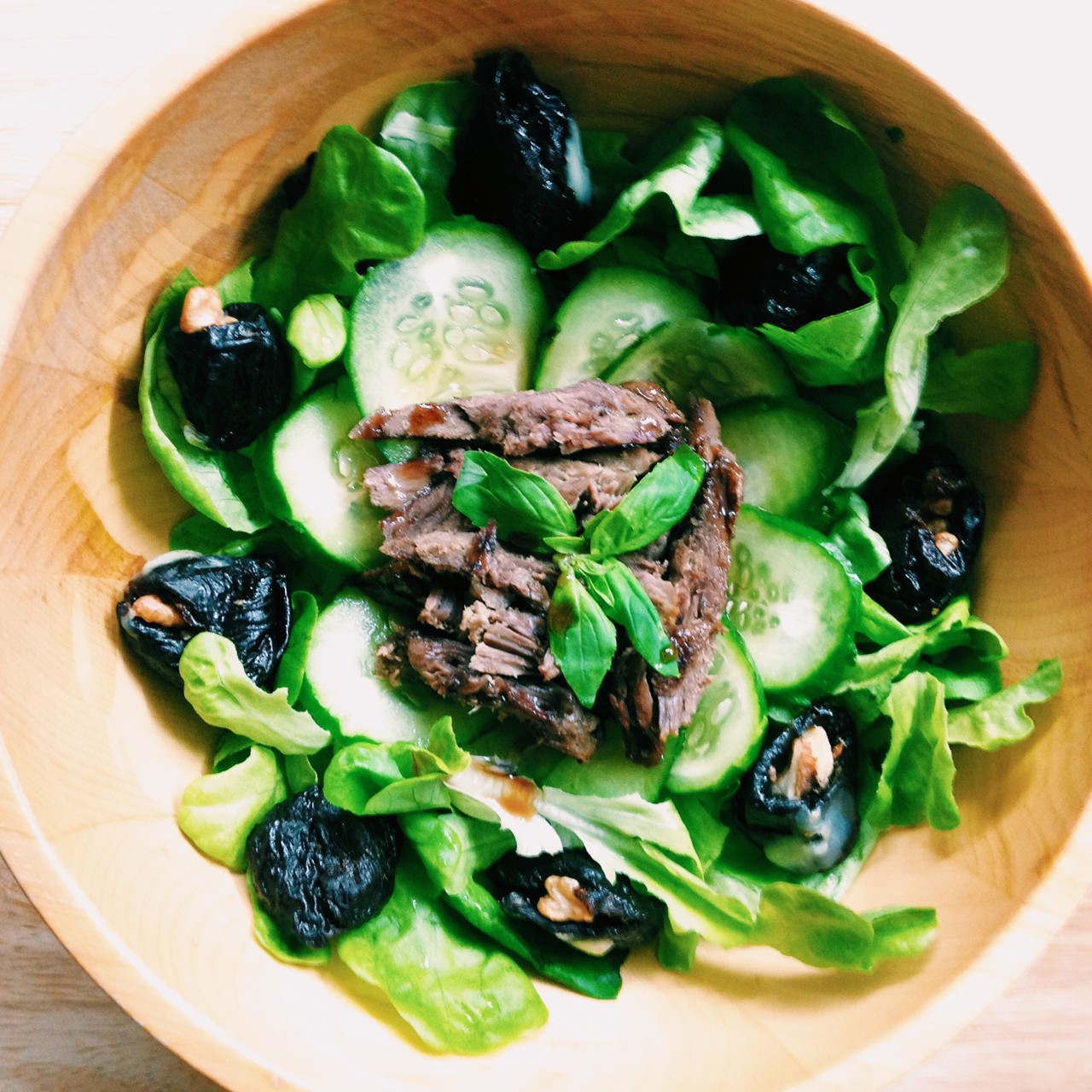 Салат с запеченной бараниной, черносливом и соусом наршараб