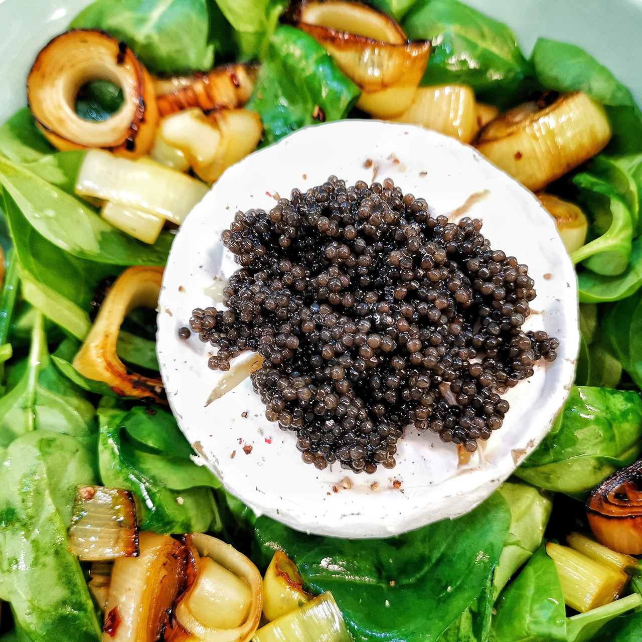 Салат с запеченным камамбером и черной икрой