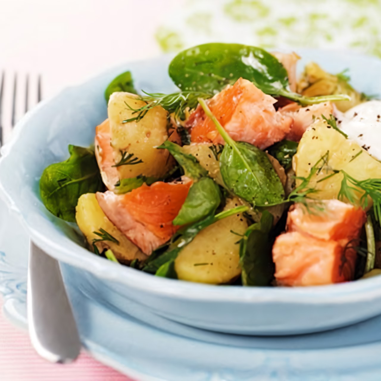 Салат с запеченным лососем