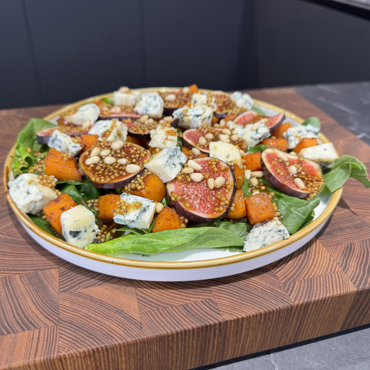 Салат с запеченной тыквой, голубым сыром и инжиром