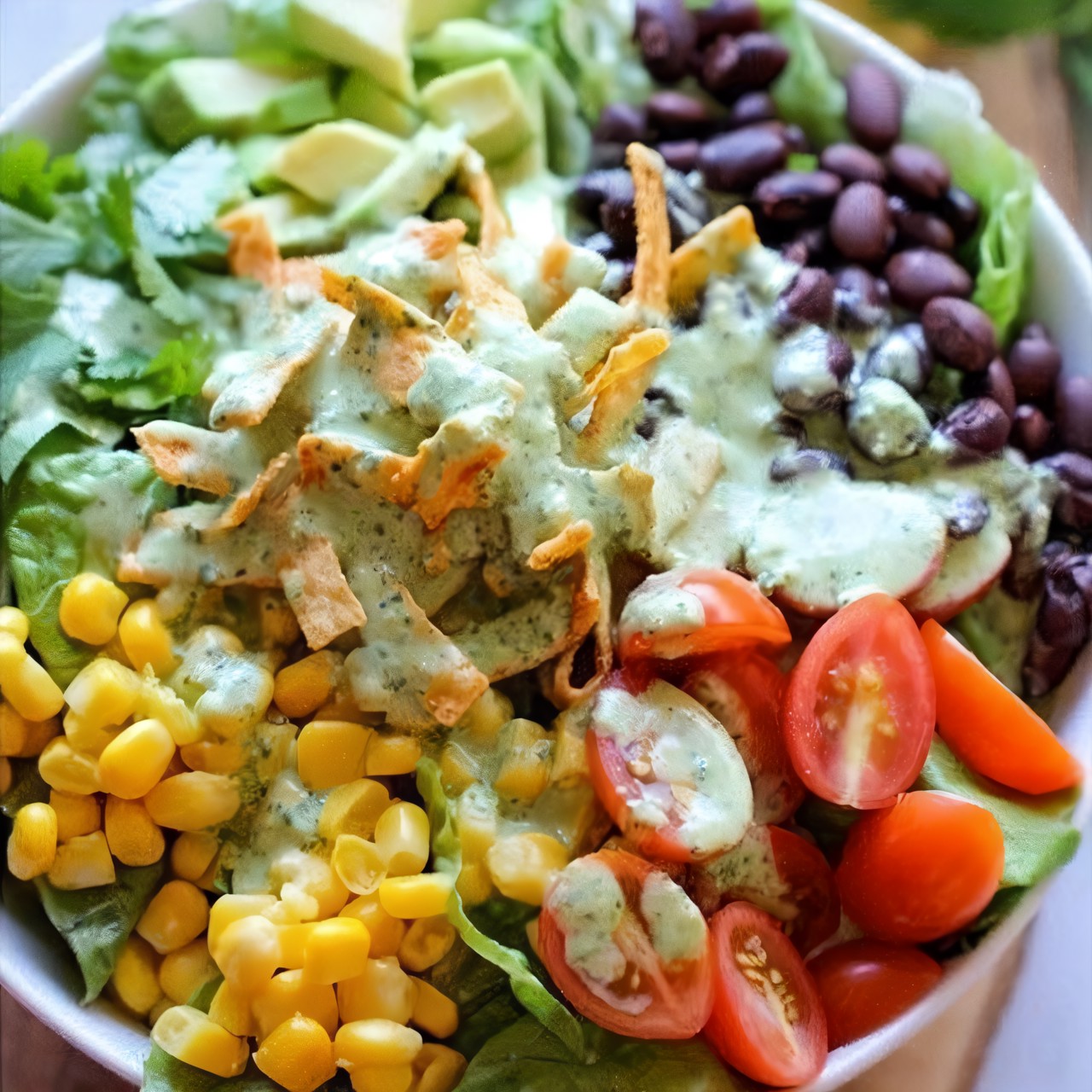 Салат с заправкой из кинзы и лайма