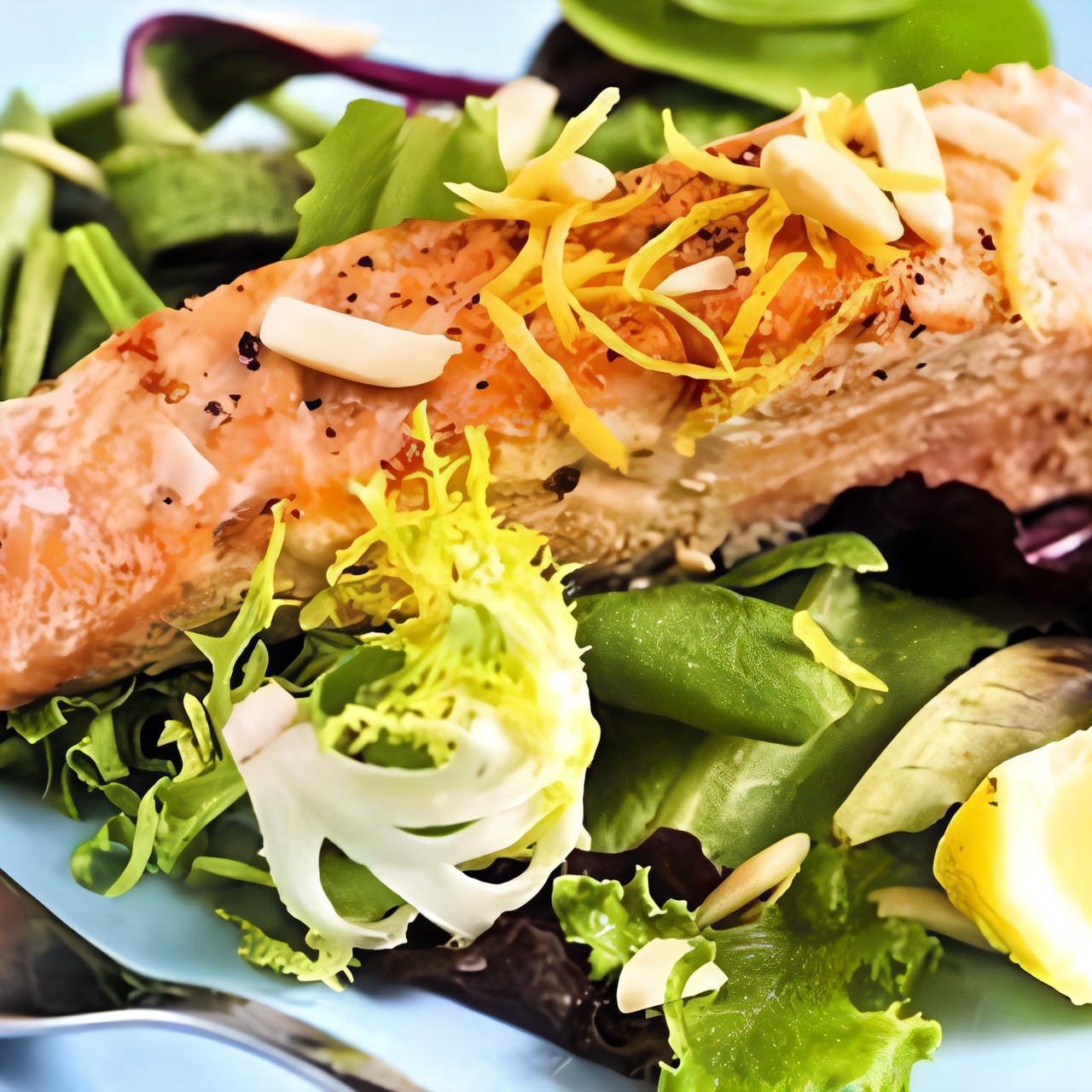 Салат с жареным лососем и овощами