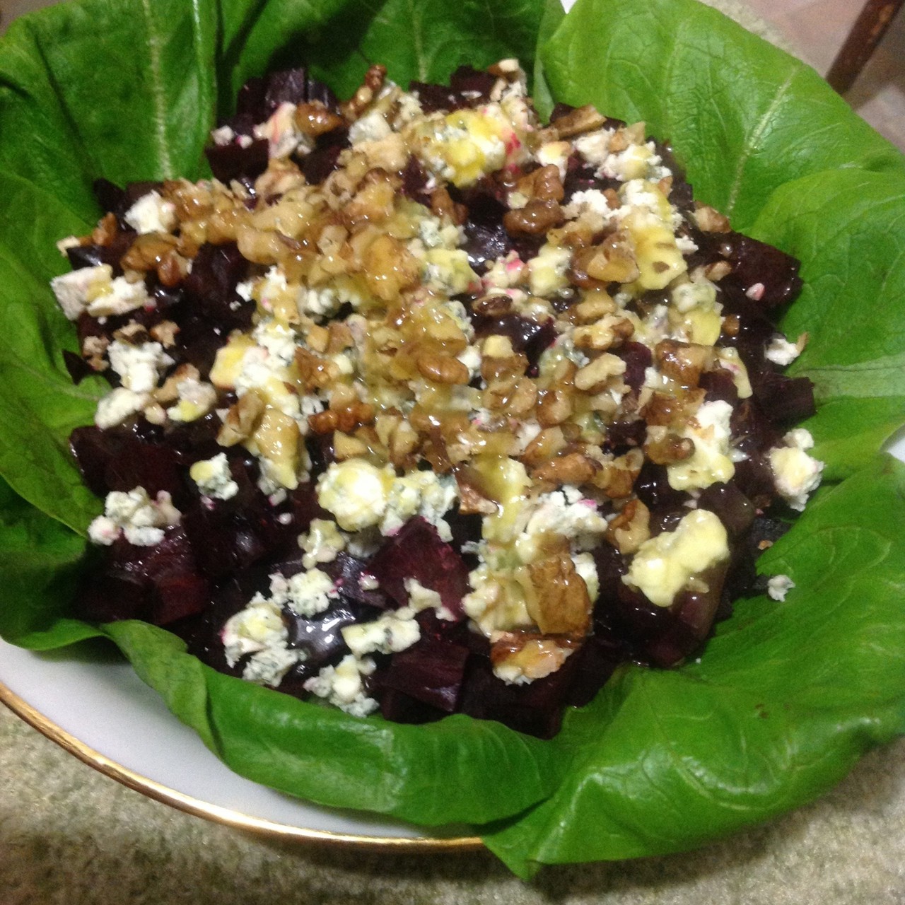 Салат с жареной свеклой, голубым сыром и кешью