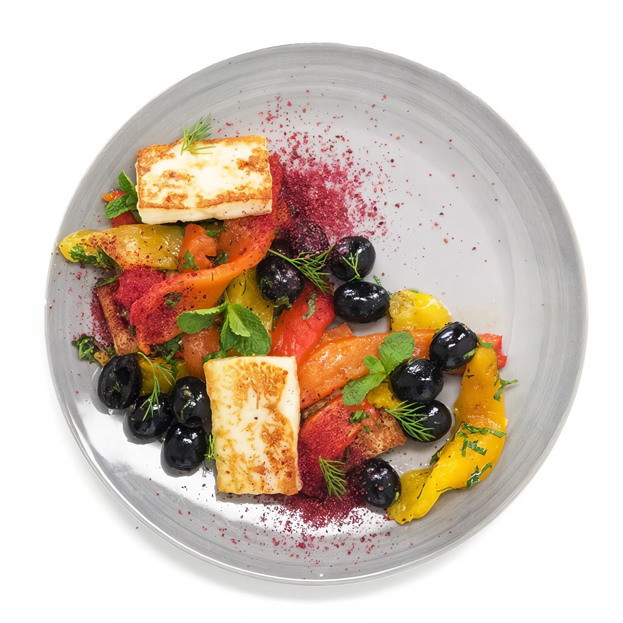 Салат с жареным халуми, сладким перцем и маслинами