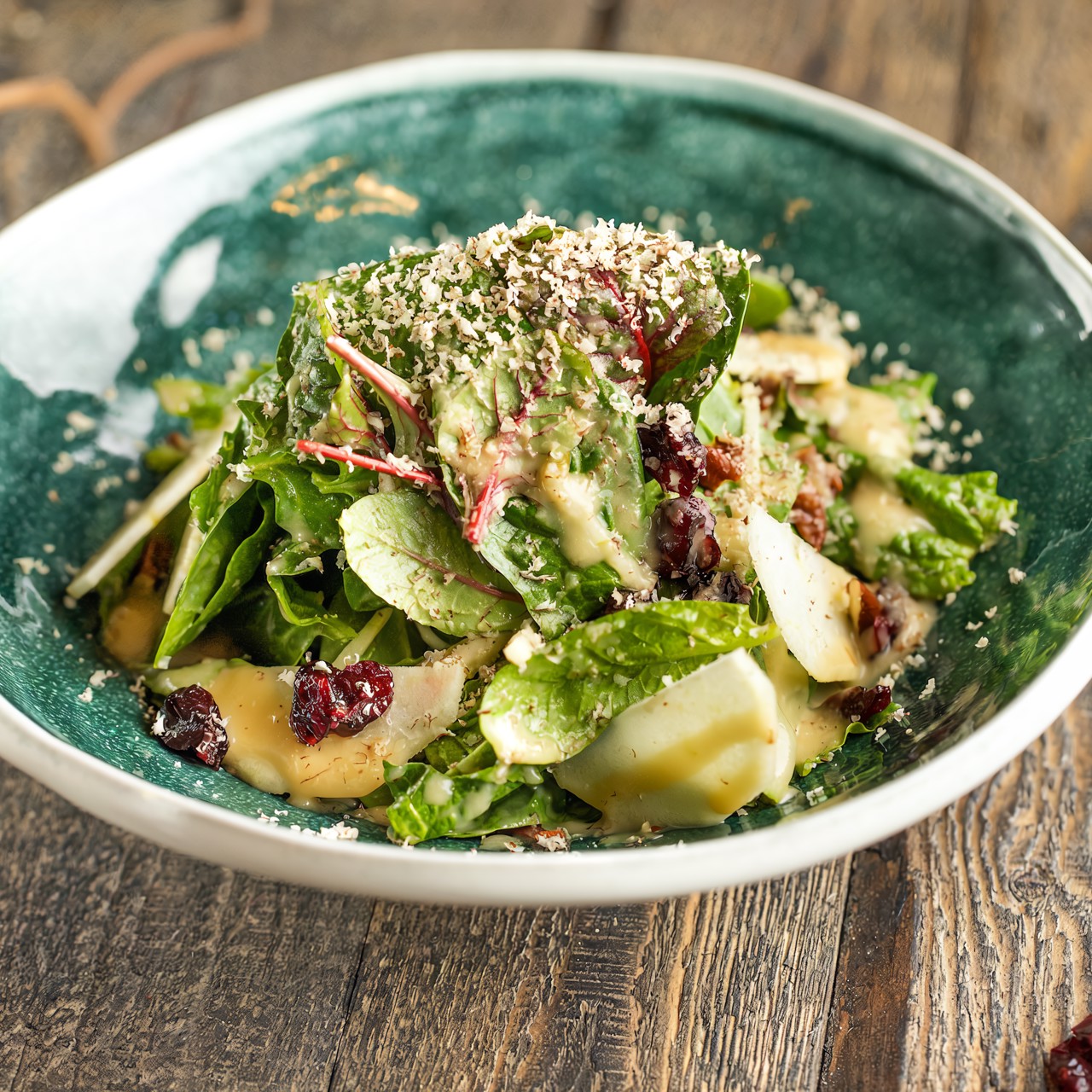 Салат со шпинатом, клюквой, грушей и орехом пекан