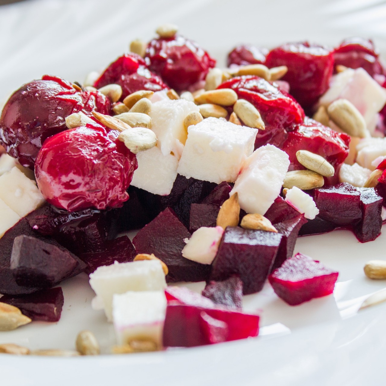Салат со свеклой, вишней, сыром и орехами