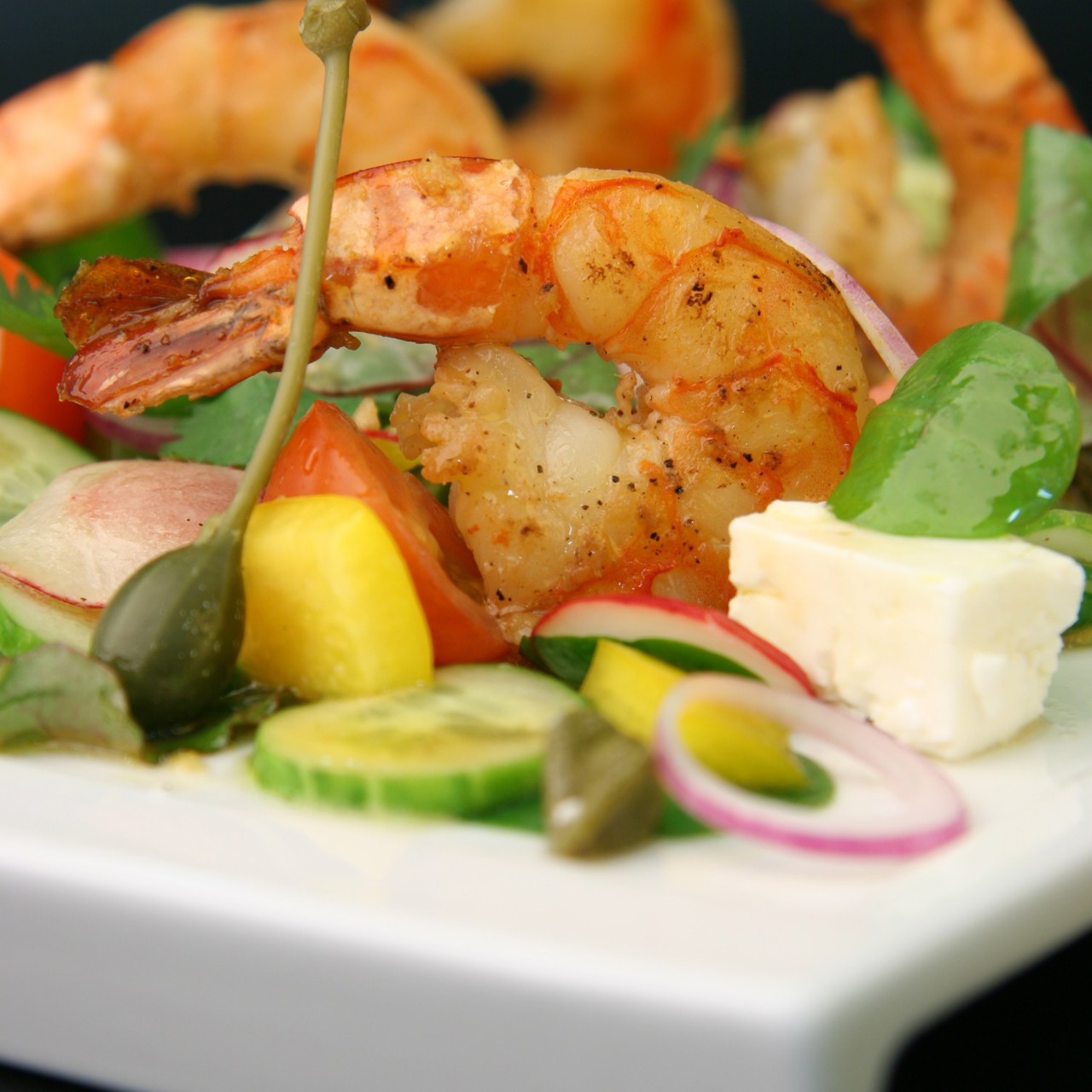 Салат в греческом стиле с соусом ceviche