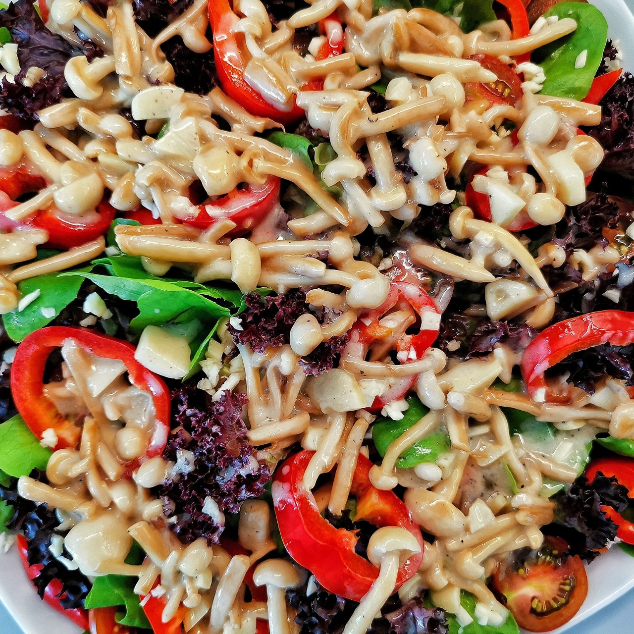 Салат в нежном соусе из грибов шимеджи