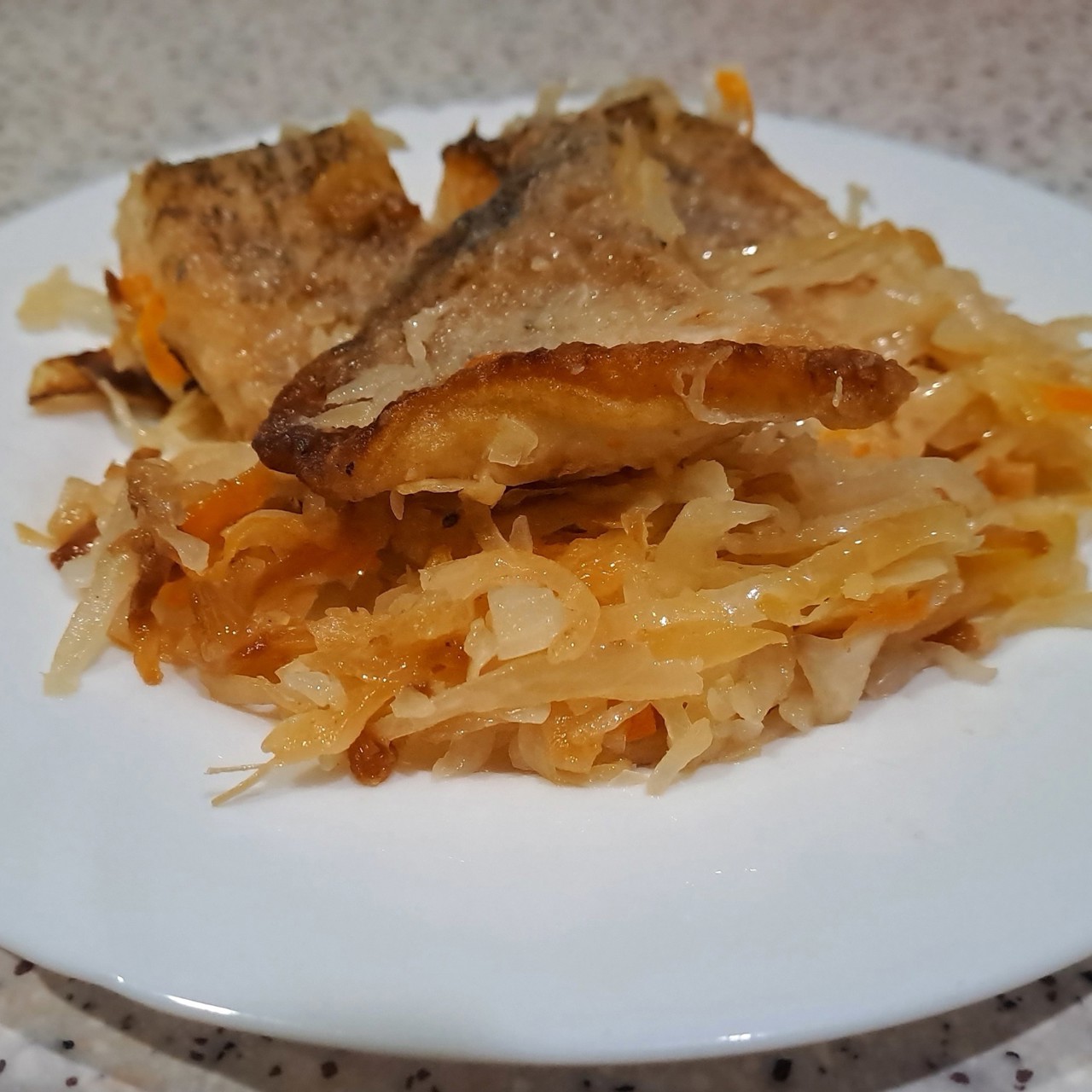 Щука на сковороде с квашеной капустой