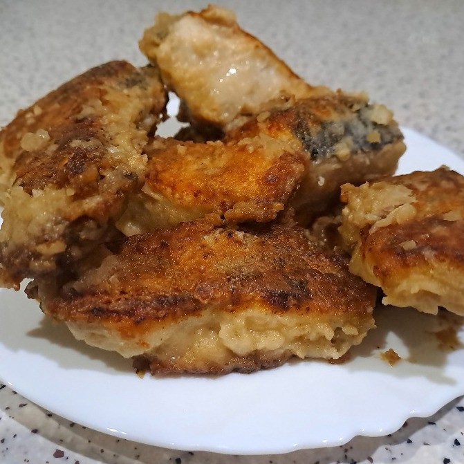 Щука на сковороде с луком и соевым соусом