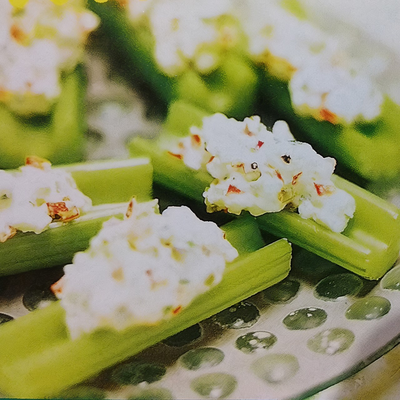 Сельдерей с крабовыми палочками