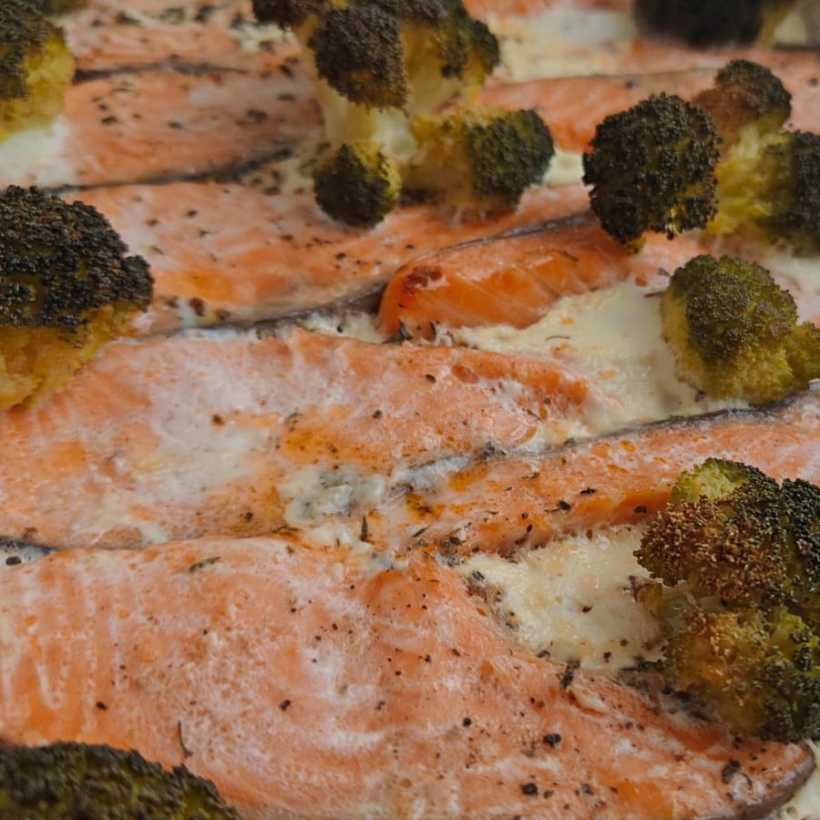 Семга с брокколи в сливках