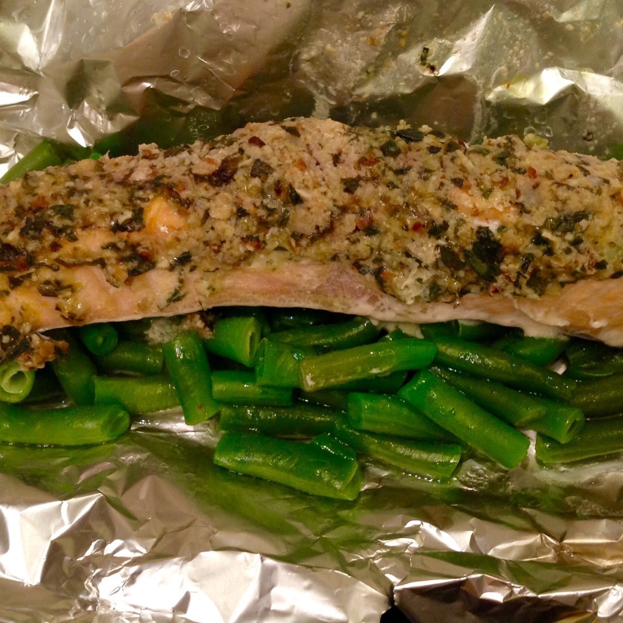 Семга в фольге с фасолью и песто