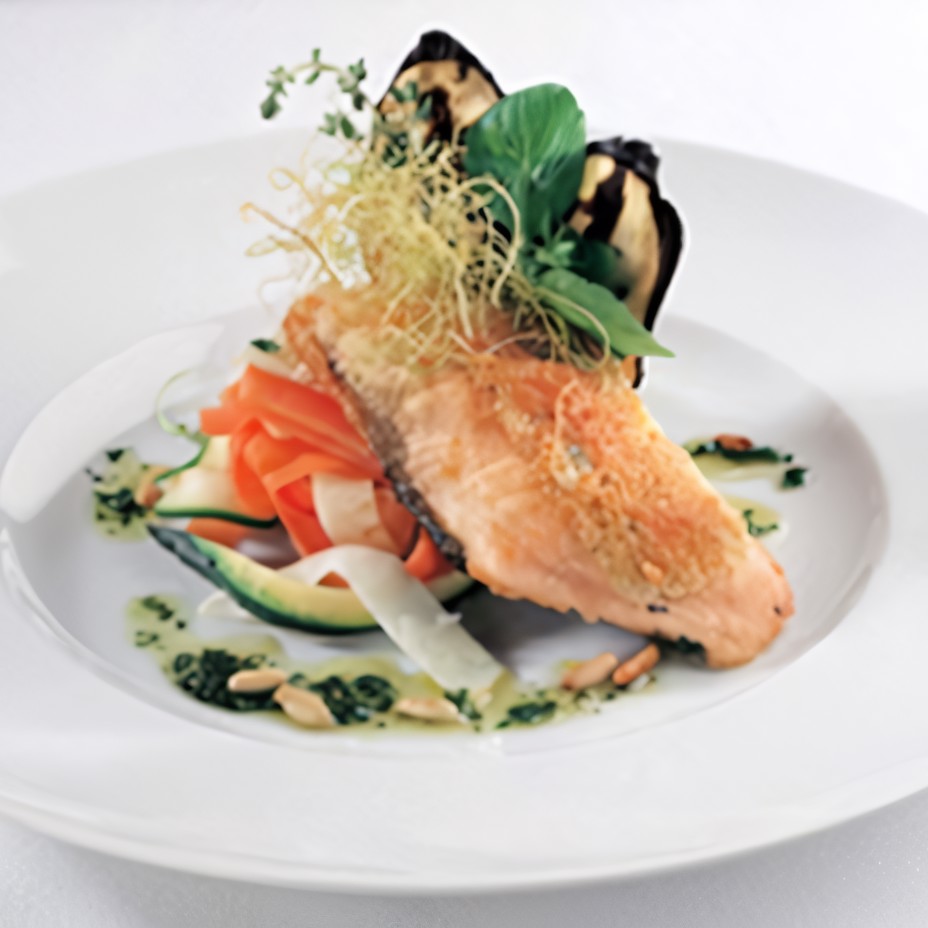 Семга запеченная с сыром,с соусом из базилика и кедровых орехов