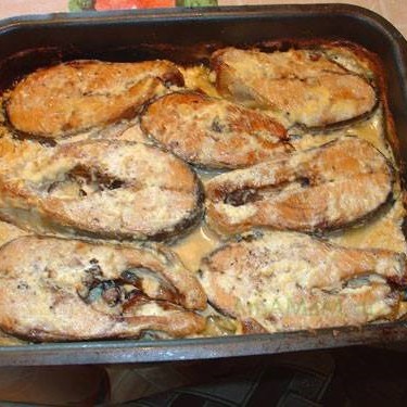 Семга запеченная в сливках и сыре с соусом