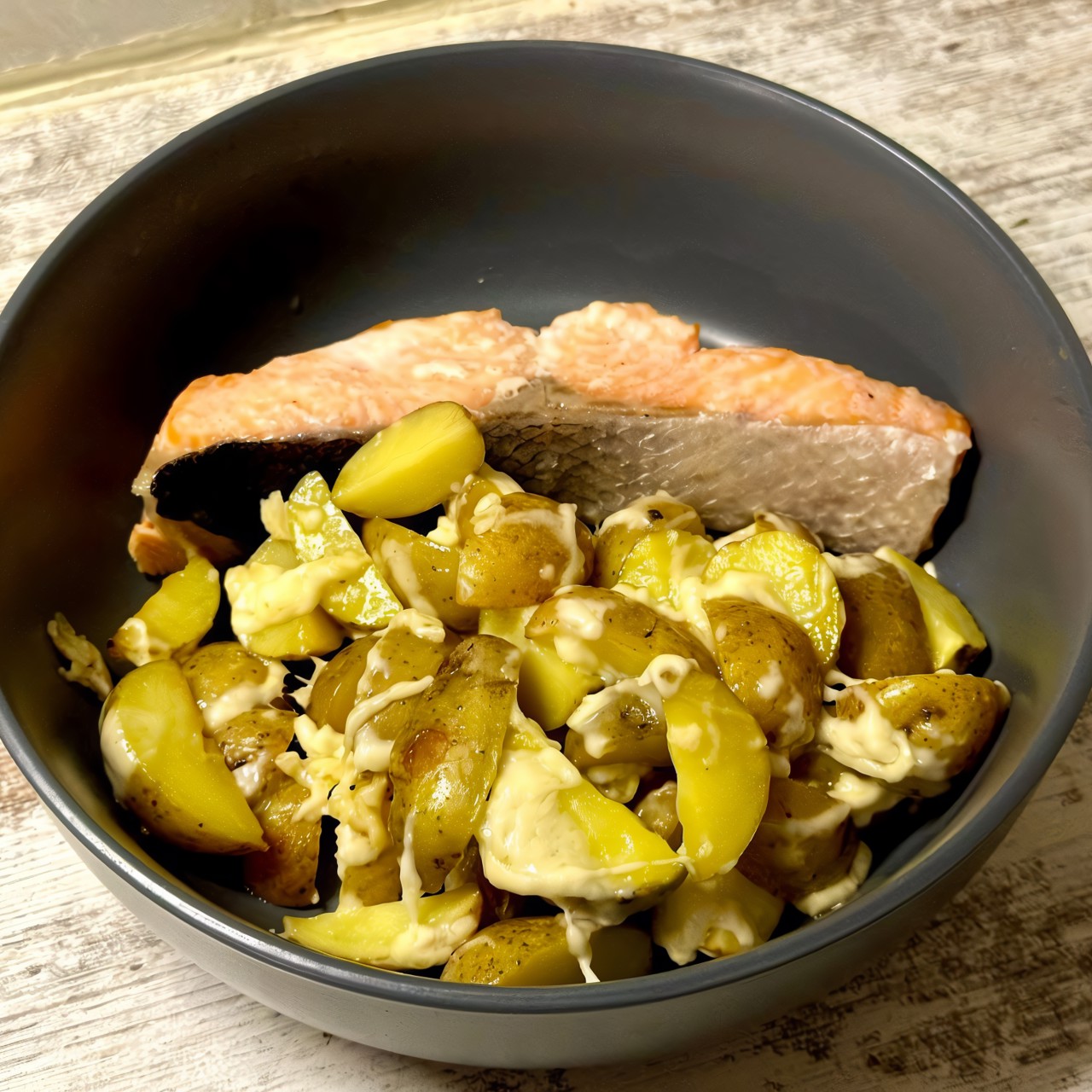 Семга запеченная с молодым картофелем