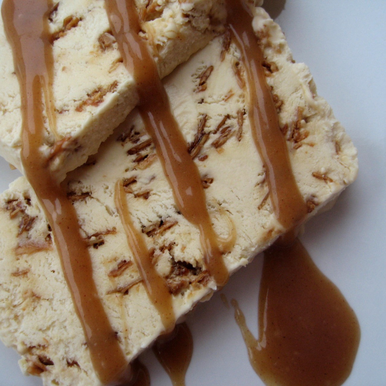 Семифреддо с карамелизованным миндалем и коричным соусом