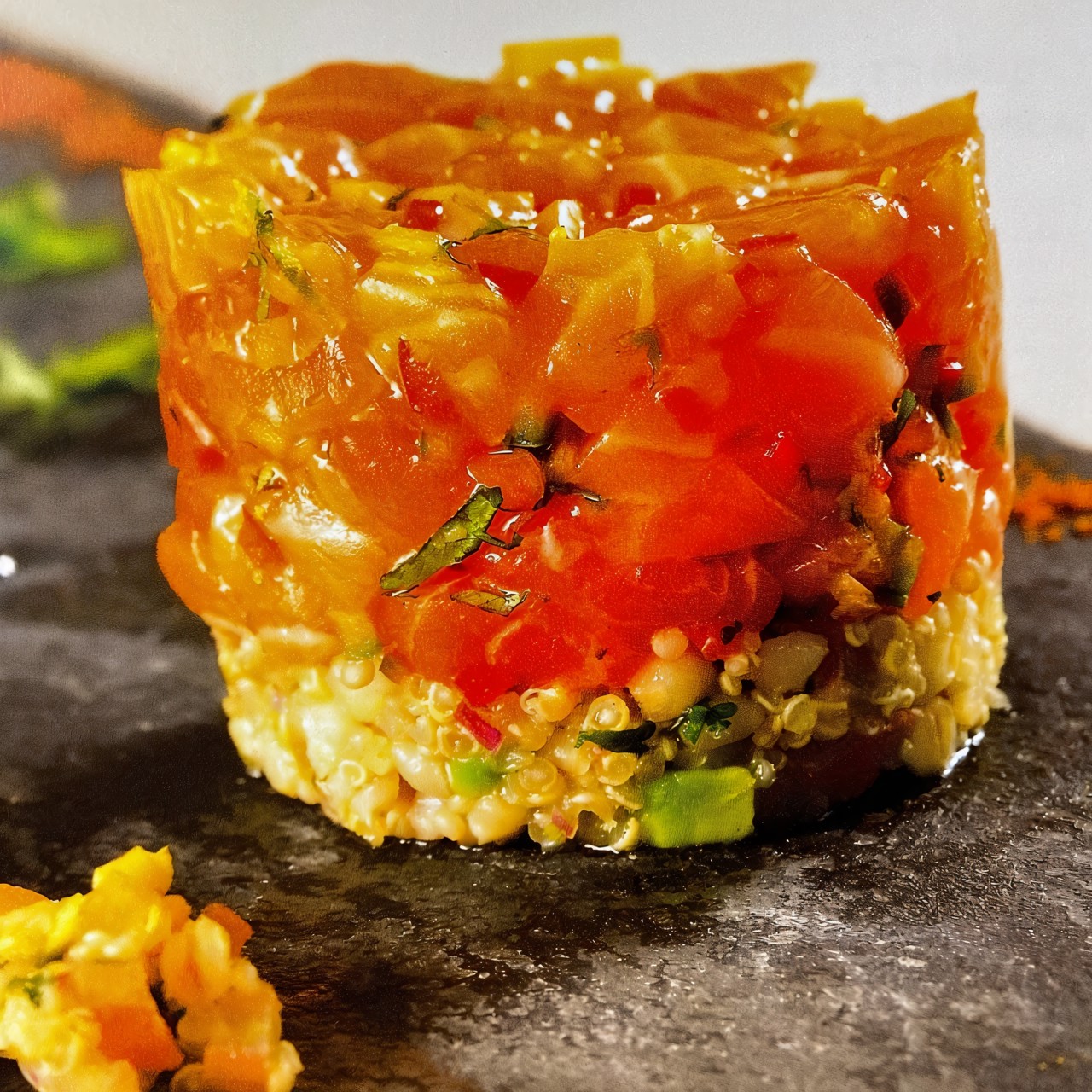 Севиче из лосося с киноа и приправой меркен