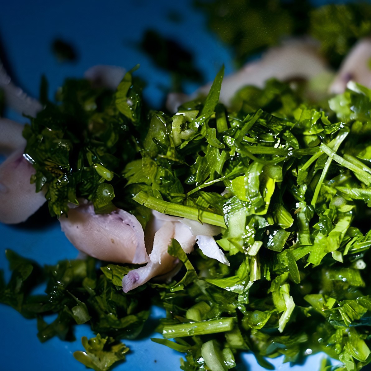 Сезонная летняя зелень с кальмаром