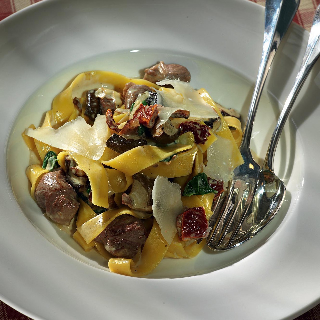 Шафрановые паппарделле с грибами шиитаке, вялеными томатами, шпинатом и уткой