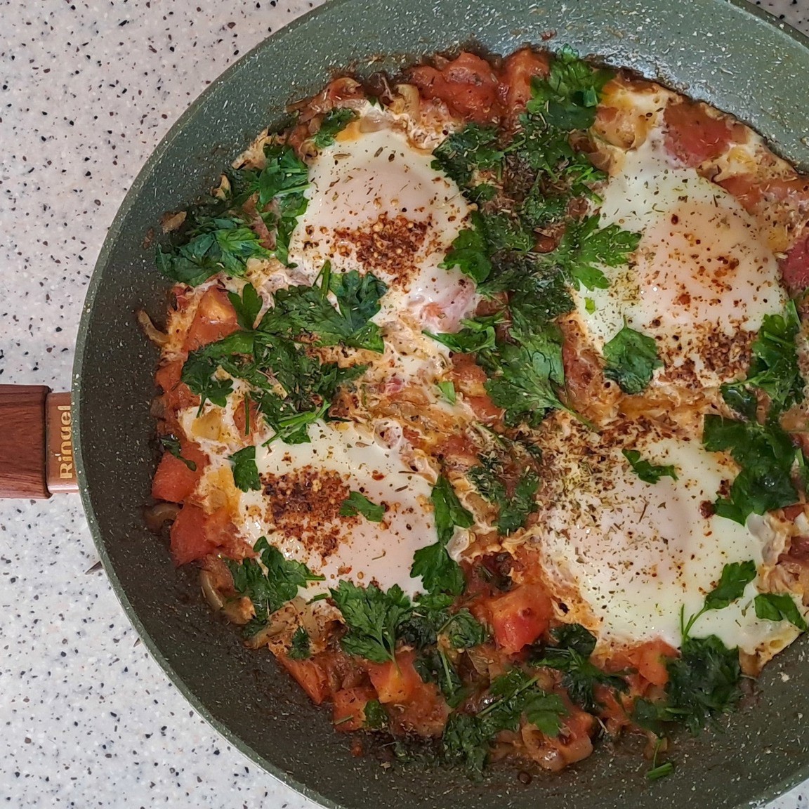 Шакшука на сковороде со свежими помидорами