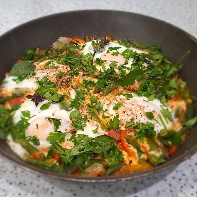 Шакшука со спаржевой фасолью