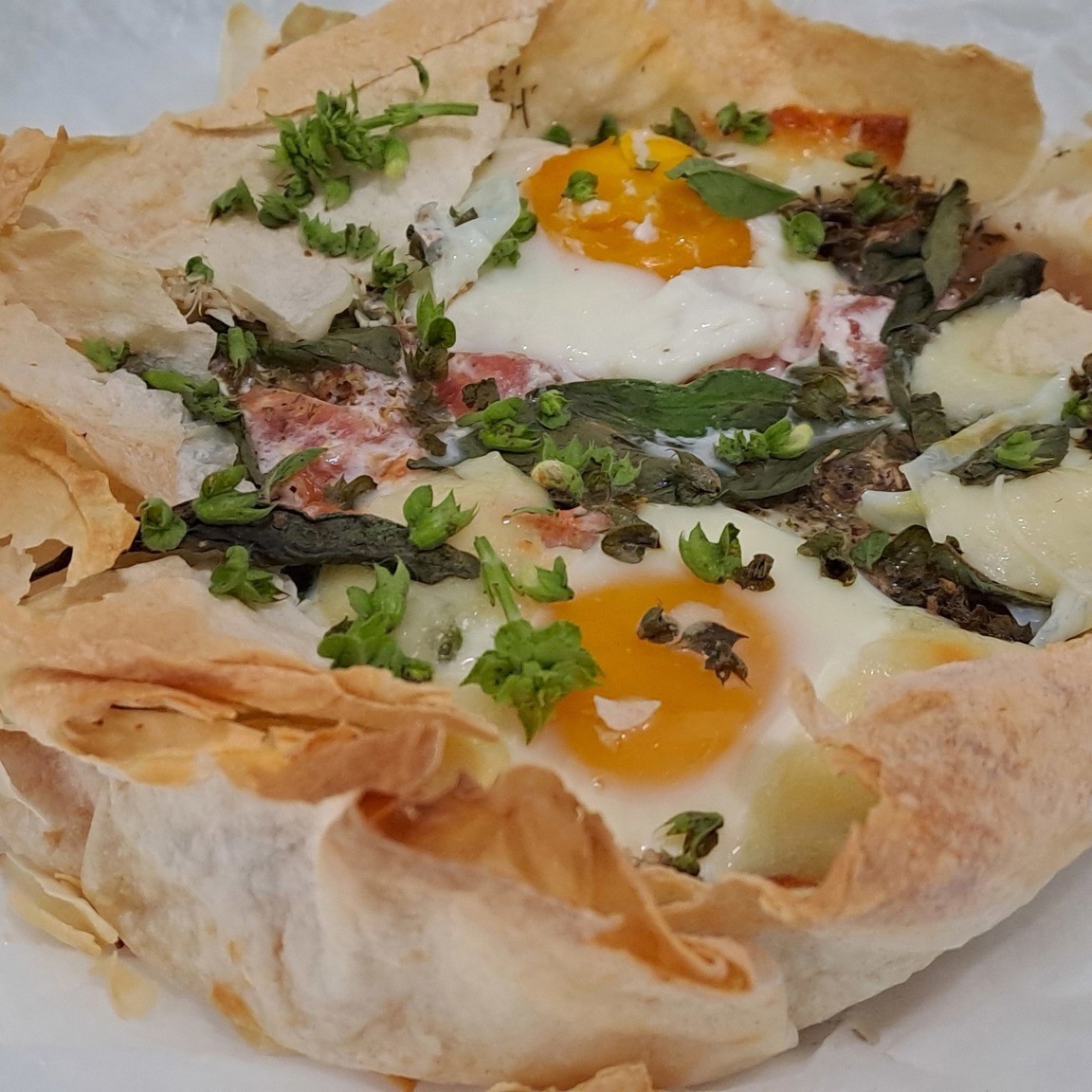 Шакшука в духовке на лаваше с брынзой и базиликом