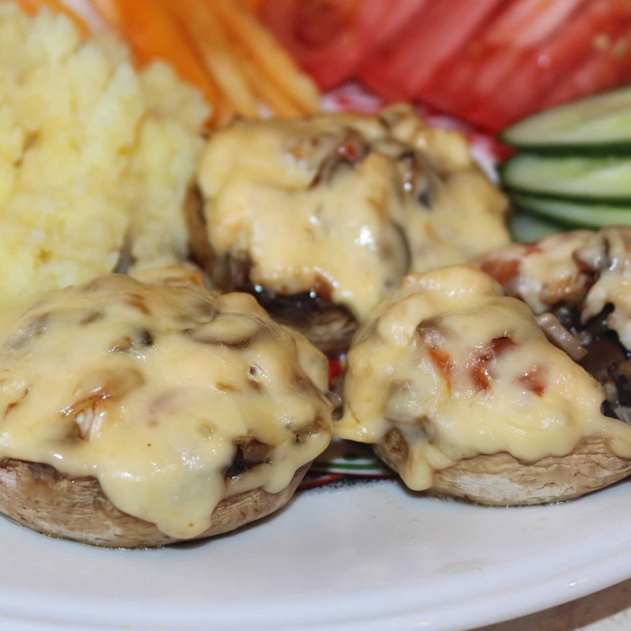 Шампиньоны фаршированные курицей и овощами