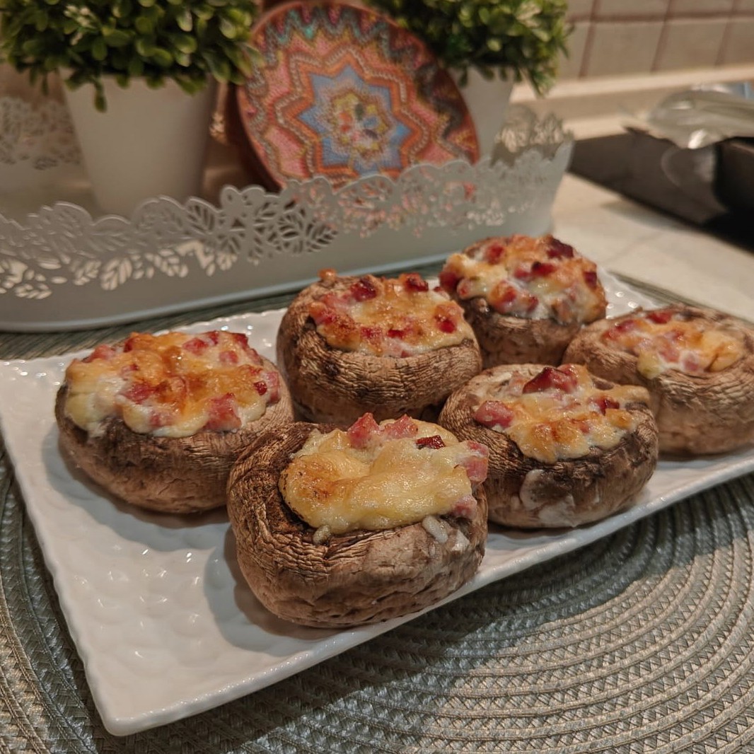 Шампиньоны с ветчиной