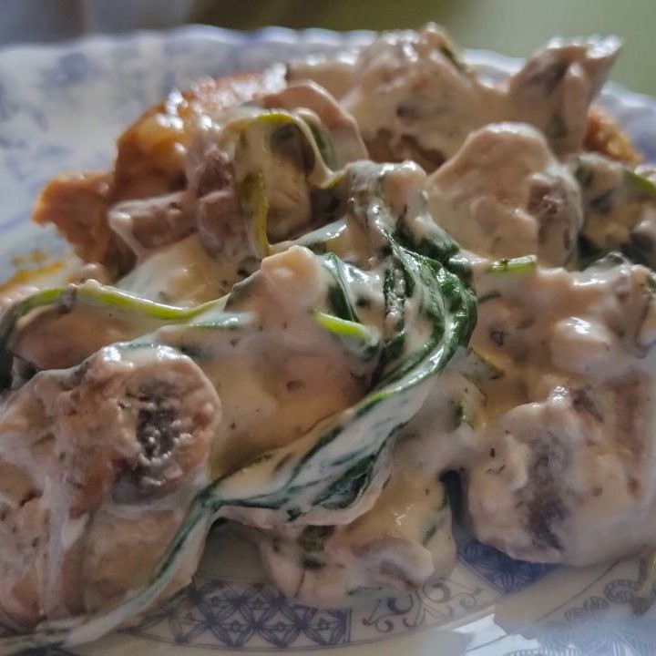 Шампиньоны со шпинатом в сливочном соусе