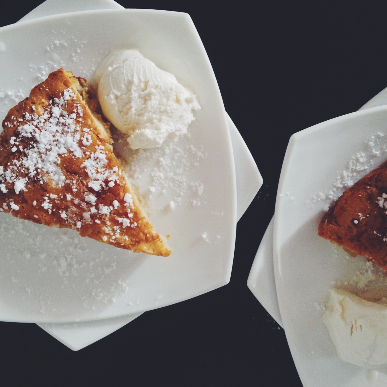 Шарлотка яблочная со сливочным маслом