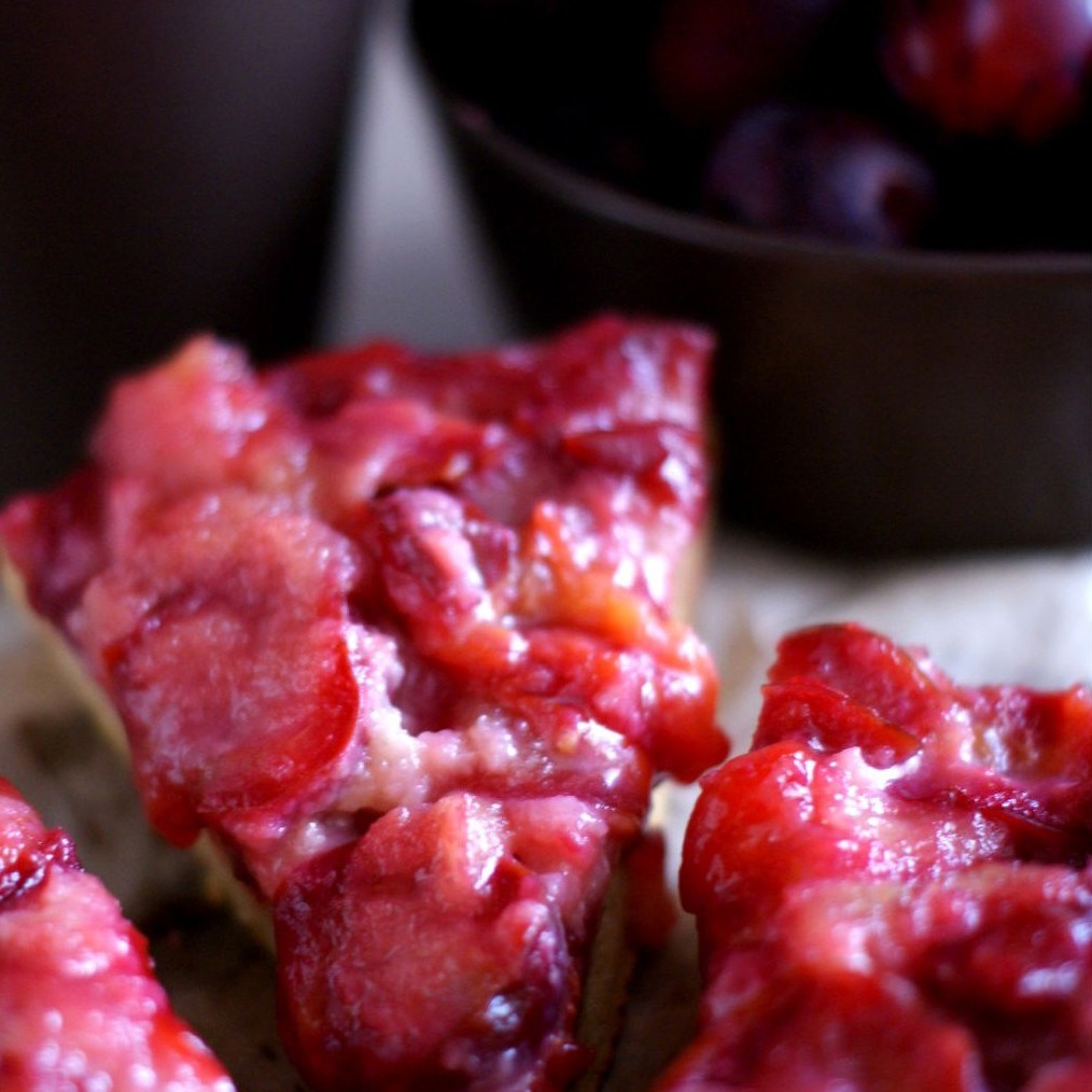 Шарлотка «по-осеннему» со сливами