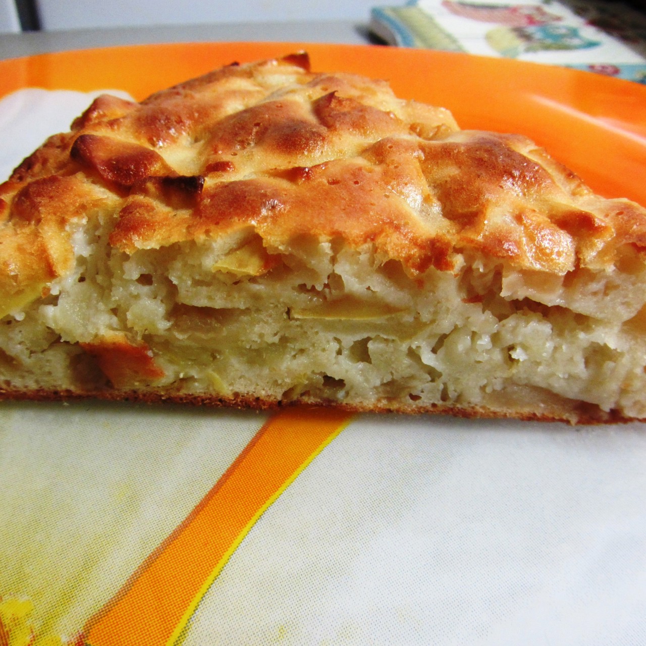 Шарлотка с яблоками и корицей