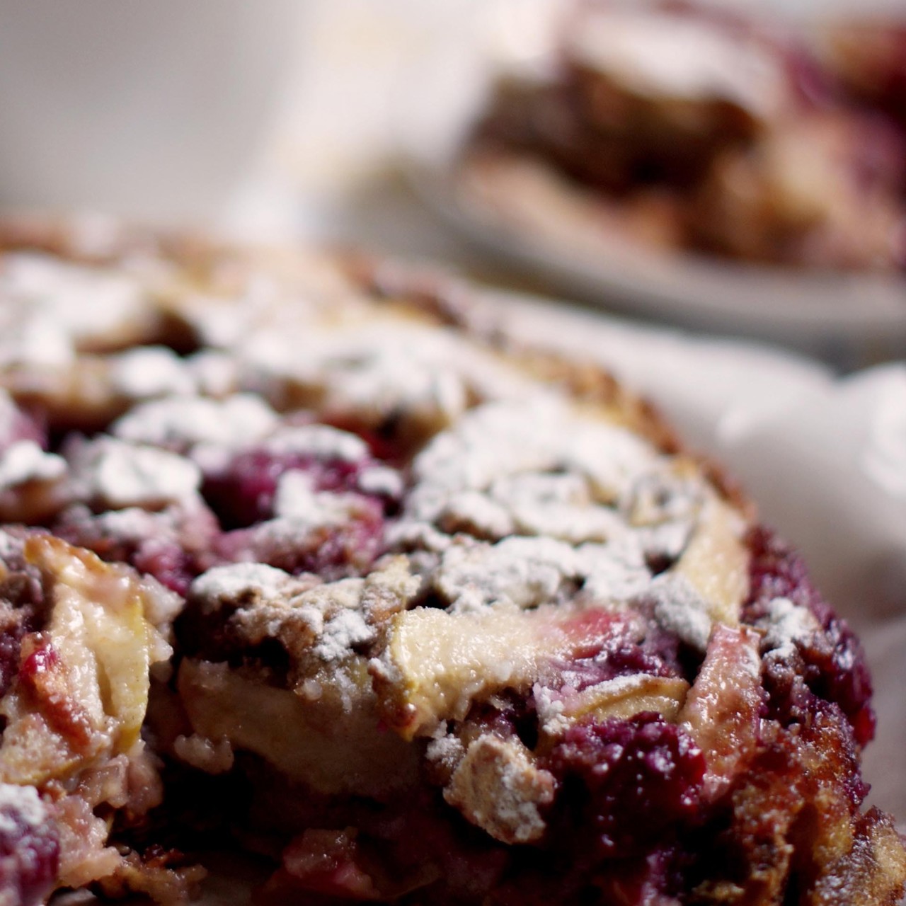 Шарлотка с ржаной мукой, яблоками и сливой