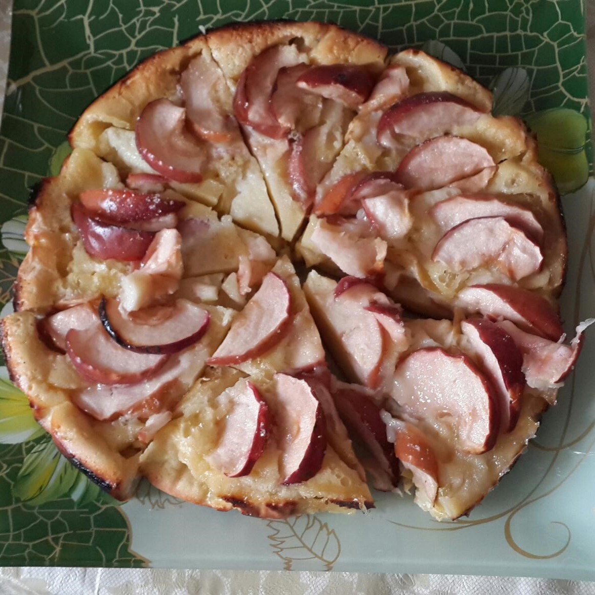 Шарлотка со сметанным тестом