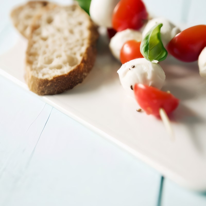 Шашлычки из моцареллы и помидоров