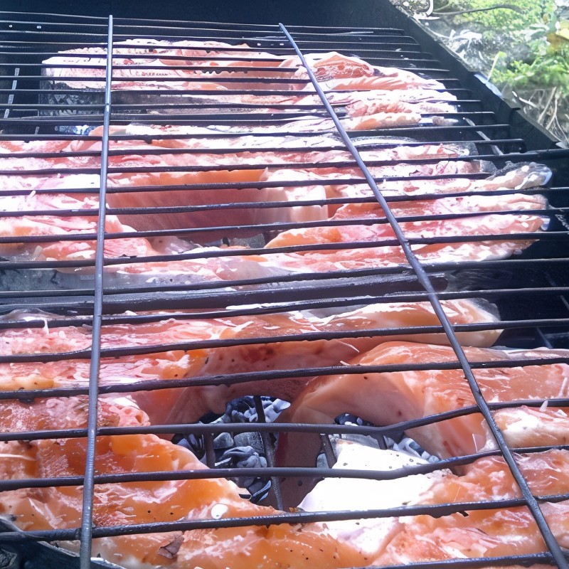 Шашлык из красной рыбы на решетке